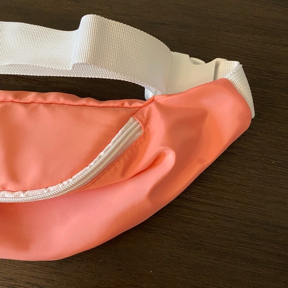 NWT Fanny Pack - Picture 4 of 6